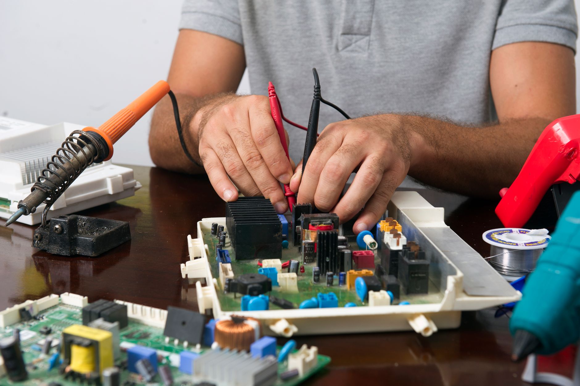Elektroniker Ausbildung: Maaş, Beceriler ve Kariyer Yolu